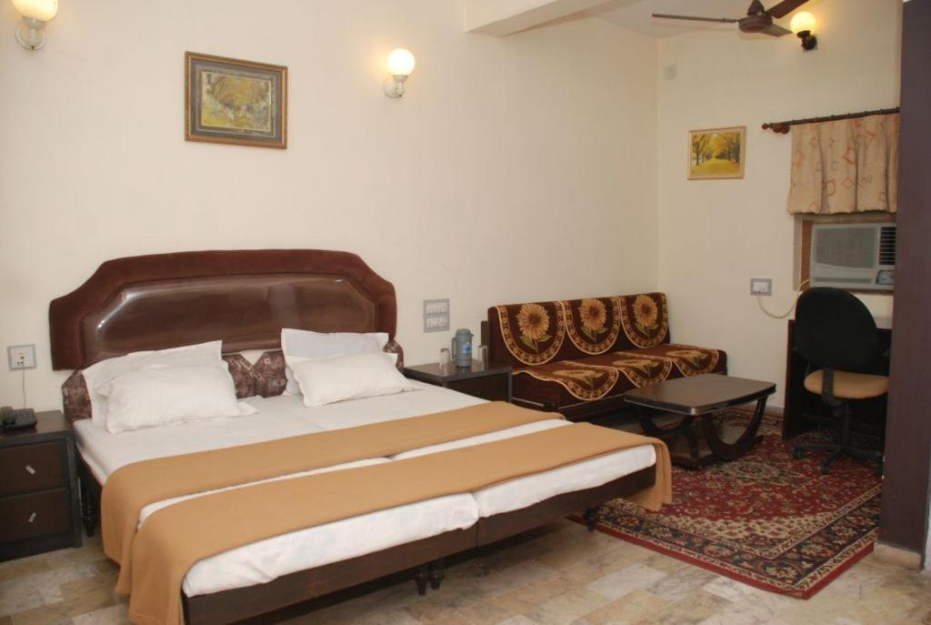 Royal Hotel Ahmedabad Ngoại thất bức ảnh